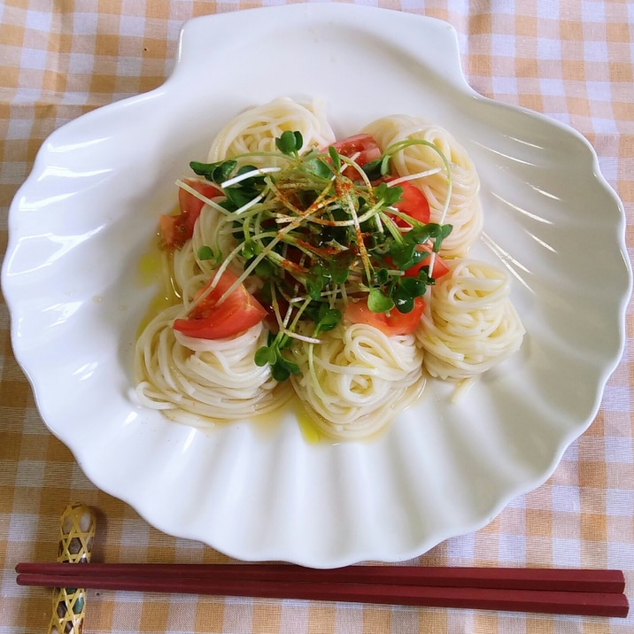 めんつゆとオリーブオイルのぶっかけそうめん